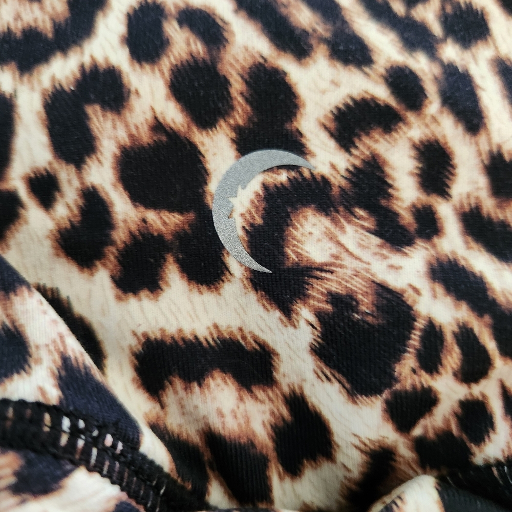 Zyia Leopard Brilliant Scrunch Hustle Shorts - Picture 5 of 5